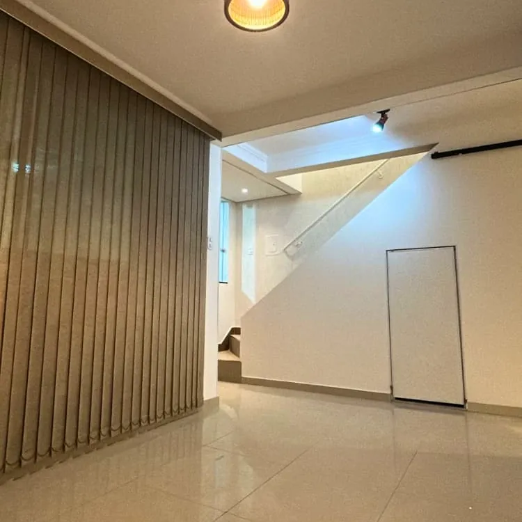 Pintura residencial finalizada em sala de apartamento com paredes em tom claro e iluminação embutida, serviço da Alpha Empreiteira